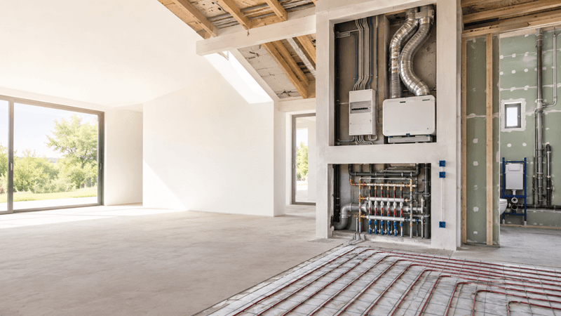 Installations de chauffage, de ventilation, d’électricité et sanitaires visibles dans une habitation moderne en construction