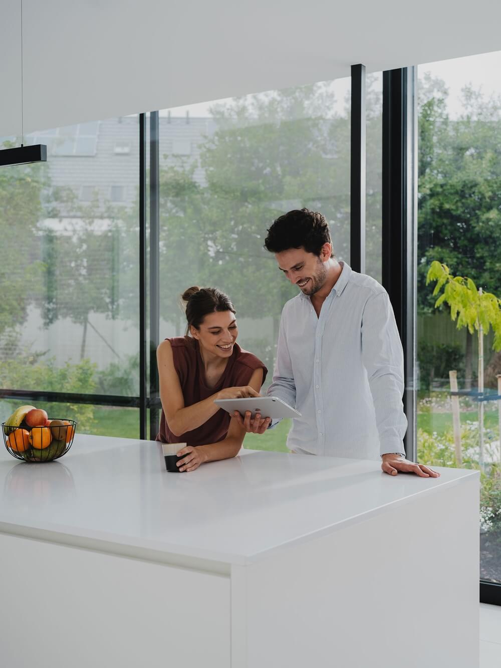 Koppel bedient een slimme woning met Niko Home Control via een tablet