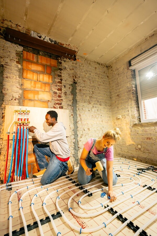 Zelfbouwers plaatsen vloerverwarming met Easykit